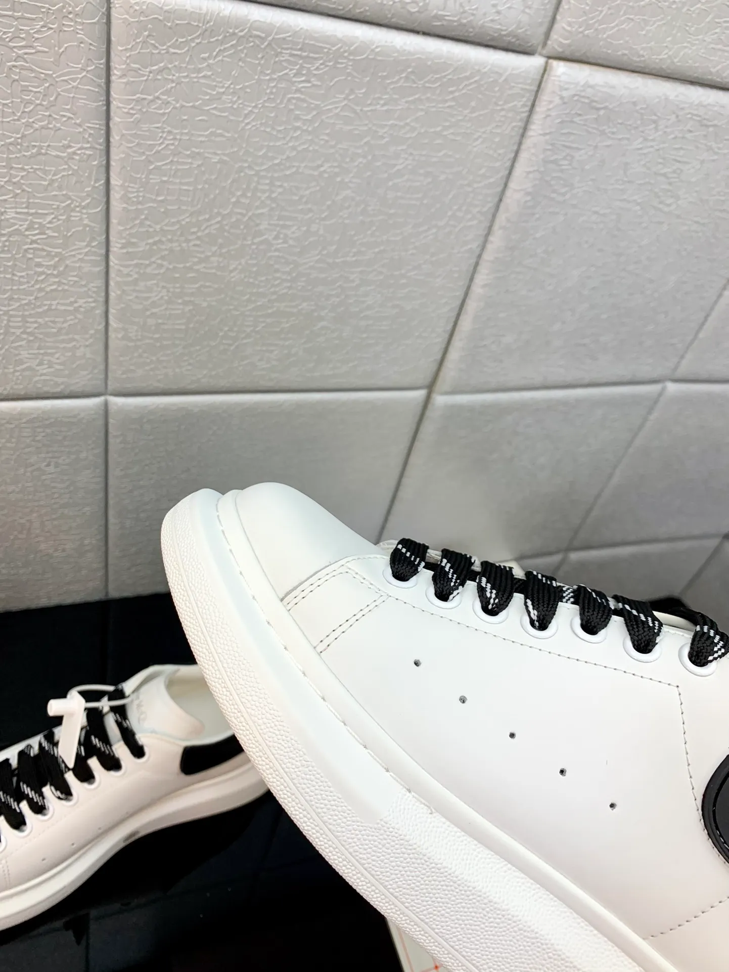 👟👟Ex-factory price 480👟👟 The latest McQueen white shoes original 1⃣: 1⃣ perfect reproduction ☑Deliver the latest counter full set of packaging 🎁Full series of color styles are constantly updated🥳🥳 🔺Fabric: Customized original matte silk cowhide 🔺Inner: imported water-dyed sheepskin lining/original customized soft cowhide pad 🔺Feet: super clear high temperature air pressure logo➕soft latex pad 🔺Outsole: rubber T👟👟Ex-factory price U vacuum sole/I👟👟Ex-factory price original foam sole, thick sole about 4cm